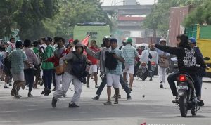 Puluhan pelajar SMP terlibat aksi saling lempar batu dengan pelajar lainnya di Jalan R.E Martadinata, Jakarta Utara, Kamis (21/11). ANTARA FOTO/Dhoni Setiawan/ss/ama.