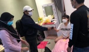 Selebgram Cantik dari Bandung, Joget Telanjang Demi Cuan di Bali Selebgram RR (kaos putih) saat ditangkap anggota di apartemennya di kawasan Jalan Taman Pancing, Densel.