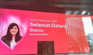 Sambutan kepada Menteri BUMN sehari Sharon Florencia yang terpampang dalam layar besar di Gedung Telkomsel Smart Office, Jakarta pada Kamis (30/9/2021). ANTARA/Aji Cakti