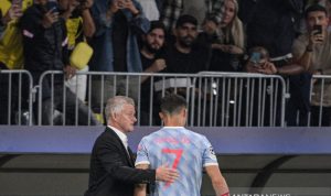 Solksjaer Ganti Ronaldo dan Bruno Saat Lawan Young Boys, Ini Alasannya Ole Gunnar Solskjaer berbicara dengan Cristiano Ronaldo ketika melawan Young Boys pada pertandingan pertama Grup F Liga Champions di Stadion Wankdorf, Bern, Swiss, 14 September 2021. ANTARA/AFP/Sebastien Bozon.