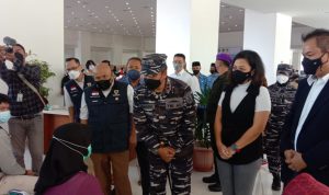 Dok. Laksamana Muda TNI, Tunggul Suropati (TNI AL) saat meninjau pelaksanaan gebyar vaksinasi di UNPAR. Jum'at (17/9).