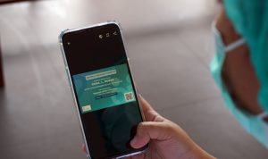 Ilustrasi - Seorang tenaga kesehatan menunjukan E-Sertifikat usai divaksin COVID-19 di Rumah Sakit Umum Daerah Sele Be Solu Kota Sorong, Papua Barat, Senin (18/1/2021). ANTARA FOTO/Olha Mulalinda/aww. (ANTARA FOTO/OLHA MULALINDA)