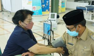 Wakil Wali Kota Depok, Imam Budi Hartono saat menjalani vaksinasi tahap kedua (Diskominfo)