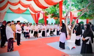 Presiden Kunjungi Santri, Tinjau Kegiatan Vaksinasi dan Dengarkan Puisi Presiden Jokowi meninjau vaksinasi COVID-19 di Pondok Pesantren/Dayah Istiqamatuddin Darul Mu’Arrif, Kabupaten Aceh Besar, pada Kamis. (ANTARA/Laily Rachev - Biro Pers Sekretariat Presiden)
