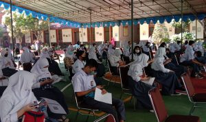 Dok. Suasana pelaksanaan vaksinasi untuk pelajar di SMKN 15 Bandung, Kamis (23/9)