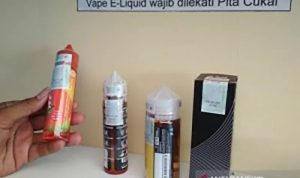 Produk Tembakau Alternatif, Solusi untuk Masalah Rokok Petugas kantor Bea dan Cukai menunjukkan cairan rokok elektrik (vape liquid) yang merupakan hasil pengolahan tembakau lainnya. ANTARA FOTO/Irfan Anshori/aww.