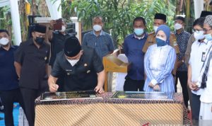 Wali Kota Bekasi Rahmat Effendi menandatangani prasasti peresmian Balai Latihan Kerja Miftahul Jannah Kranggan di Kelurahan Jatirangga, Kecamatan Jatisampurna disaksikan Anggota DPR RI Intan Fauzi, Selasa (28/9/2021). ANTARA/Pradita Kurniawan Syah