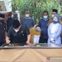 Wali Kota Bekasi Rahmat Effendi menandatangani prasasti peresmian Balai Latihan Kerja Miftahul Jannah Kranggan di Kelurahan Jatirangga, Kecamatan Jatisampurna disaksikan Anggota DPR RI Intan Fauzi, Selasa (28/9/2021). ANTARA/Pradita Kurniawan Syah