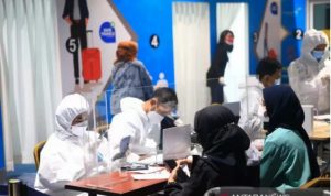 Suasana pemeriksaan kesehatan penumpang kedatangan internasional di Bandara Soekarno-Hatta. (ANTARA/HO-AP II/pri)