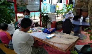 Sejumlah pelajar di RW 07 Kelurahan Ratujaya tampak sedang memanfaatkan fasilitas wi-fi gratis yang disediakan Diskominfo Depok untuk kegiatan PJJ. Ist.