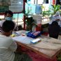 Sejumlah pelajar di RW 07 Kelurahan Ratujaya tampak sedang memanfaatkan fasilitas wi-fi gratis yang disediakan Diskominfo Depok untuk kegiatan PJJ. Ist.