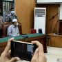 Tersangka kasus penistaan agama Yahya Waloni (duduk kiri) mendengar penetapan hakim terkait pencabutan permohonan praperadilannya di Pengadilan Negeri Jakarta Selatan, Jakarta, Senin (27/9/2021). (ANTARA/Genta Tenri Mawangi)