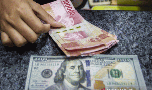 Karyawan menghitung uang di salah satu gerai penukaran uang asing di Jakarta, Jumat (6/11/2020). ANTARA FOTO/Dhemas Reviyanto/wsj.