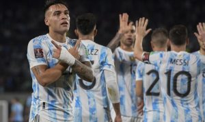 Kualifikasi Piala Dunia 2022, Argentina Sikat Uruguay 3-0 SELEBRASI: Lautaro Martinez (kiri) melakukan selebrasi usai cetak gol ketiga Argentina dalam pertandingan lawan Uruguay di Kualifikasi Piala Dunia 2022 zona CONMEBOL di El Monumental, Buenos Aires pada 11 Oktober 2021. ANTARA/AFP/JUAN MABROMATA