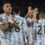 SELEBRASI: Lautaro Martinez (kiri) melakukan selebrasi usai cetak gol ketiga Argentina dalam pertandingan lawan Uruguay di Kualifikasi Piala Dunia 2022 zona CONMEBOL di El Monumental, Buenos Aires pada 11 Oktober 2021. ANTARA/AFP/JUAN MABROMATA