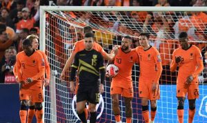 Penyerang timnas Belanda Memphis Depay (tengah) melakukan selebrasi usai mencetak gol ketiga lawan Gibraltar dalam pertandingan Kualifikasi Piala Dunia 2022 Grup G zona Eropa di De Kuip, Rotterdam pada 12 Oktober. ANTARA/AFP/JOHN THYS