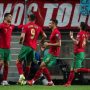 Kapten Portugal Cristiano Ronaldo (kiri) merayakan golnya dalam laga Kualifikasi Piala Dunia 2022 Grup A zona Eropa pada 13 Oktober 2021. ANTARA/AFP/CARLOS COSTA