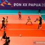 Suasana pertandingan voli putra Jawa Barat melawan Sulut di babak penyisihan Grup A Pekan Olahraga Nasional (PON) XX Papua di GOR Koya Yoso, Jayapura, Minggu (3/10/2021). (ANTARA/Fiqih Arfani)