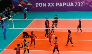 Suasana pertandingan voli putri Papua melawan DKI Jakarta di babak penyisihan Grup W Pekan Olahraga Nasional (PON) XX Papua di GOR Koya Yoso, Jayapura, Jumat (1/10/2021). (ANTARA/Fiqih Arfani)