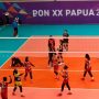 Suasana pertandingan voli putri Papua melawan DKI Jakarta di babak penyisihan Grup W Pekan Olahraga Nasional (PON) XX Papua di GOR Koya Yoso, Jayapura, Jumat (1/10/2021). (ANTARA/Fiqih Arfani)