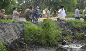Wakil Gubernur Jawa Barat Uu Ruzhanul Ulum menghentikan sementara operasional pabrik tepung tapioka dan pemanis di Desa Tegalwaru, Kecamatan Cilamaya Wetan, Kabupaten Karawang karena dinilai mencemari Daerah Aliran Sungai (DAS) Cilamaya. (ANTARA)
