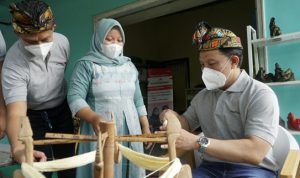 Direktur Enterprise and Business Service PT Telkom Indonesia (Persero) Tbk (Telkom) Edi Witjara (paling kanan) didampingi EVP Divisi Business Service Telkom Syaifudin (paling kiri) saat melakukan kunjungan di workshop UMKM Naung Songket yang diterima oleh pemilik UMKM Naung Songket Marhayani (tengah) di Lombok pada Jumat (8/10). Edi Witjara menyampaikan pentingnya kolaborasi dari seluruh stakeholder pengelola UMKM dan pariwisata di NTB untuk bersama-sama maju dan naik kelas dalam meningkatkan daya saing Mandalika sekaligus NTB secara keseluruhan dalam menghadapi event-event internasional ke depan.
