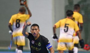 Setelah PON, Jabar Persiapkan Atlet ke Kejuaraan Hoki Asia Pemain hoki Jawa Barat Prima Rinaldi Santoso melakukan selebrasi usai mencetak gol ke gawang tim hoki Papua dalam Final Hoki Ruangan Putra PON Papua di Stadion Indoor Doyo Baru, Kabupaten Jayapura, Papua, Minggu (10/10/2021). ANTARA FOTO/M Risyal Hidayat/wsj. (ANTARA FOTO/M RISYAL HIDAYAT)