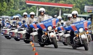 Sejumlah anggota polisi wanita lalu lintas (Polwantas) jajaran Direktorat Lalu Lintas (Ditlantas) Polda Jatim mengendarai motor gede patroli pengawal ((patwal) 900 cc melintas di kawasan Urip Sumoharjo, Surabaya, Jatim, Selasa (4/9). Kegiatan tersebut untuk melatih dan mengasah kemampuan mengendarai moge patwal pada polwan dalam melayani masyarakat. FOTO ANTARA/M Risyal Hidayat/ed/mes/12