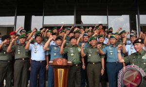 Ilustrasi perwira tinggi TNI dan matra-matra TNI, di selasar Markas Besar TNI, Cilangkap, Jakarta Timur. Foto diabadikan saat TNI dipimpin Jenderal TNI Moeldoko. (ANTARA FOTO/Reno Esnir)