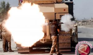 Seorang tentara dari unit pasukan khusus Irak menembakkan RPG ke posisi pasukan ISIS di Bartella, beberapa kilometer dari Mosul. (ANTARA/Reuters)
