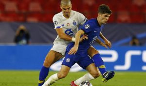 Chelsea Jamu Newcastle, Pulisic Sudah Mulai Kembali Berlatih Pemain FC Porto Pepe (kiri) mencoba merebut bola dari gelandang Chelsea Christian Pulisic pada laga leg kedua perempat final Liga Champions di Ramon Sanchez Pizjuan, Sevilla, Spanyol, Selasa (13/4/2021). Porto menang 1-0 dalam laga tersebut namun kalah agregat (1-2) dan tersingkir dari kompetisi. ANTARA FOTO/REUTERS/Marcelo Del Pozo/foc.