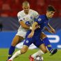 Pemain FC Porto Pepe (kiri) mencoba merebut bola dari gelandang Chelsea Christian Pulisic pada laga leg kedua perempat final Liga Champions di Ramon Sanchez Pizjuan, Sevilla, Spanyol, Selasa (13/4/2021). Porto menang 1-0 dalam laga tersebut namun kalah agregat (1-2) dan tersingkir dari kompetisi. ANTARA FOTO/REUTERS/Marcelo Del Pozo/foc.