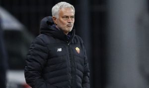 Pelatih AS Roma Jose Mourinho bereaksi saat menyaksikan pertandingan Liga Conference Grup C antara AS Roma melawan Zorya Luhansk di Slavutych Arena, Zaporizhzhia, Ukraina, pada 30 September 2021. ANTARA/REUTERS/Valentyn Ogirenko