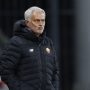 Pelatih AS Roma Jose Mourinho bereaksi saat menyaksikan pertandingan Liga Conference Grup C antara AS Roma melawan Zorya Luhansk di Slavutych Arena, Zaporizhzhia, Ukraina, pada 30 September 2021. ANTARA/REUTERS/Valentyn Ogirenko