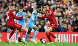 Aksi pemain Manchester City Raheem Sterling mencoba melewati dua pemain Liverpool Jordan Henderson dan Curtis Jones dalam pertandingan Liga Inggris pekan ketujuh di Anfield pada 3 Oktober 2021. ANTARA/REUTERS/PETER POWELL