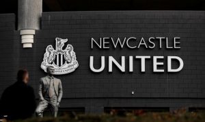 Patung Bobby Robson di stadion St James Park milik Newcastle United. ANTARA/Reuters/LEE SMITH.