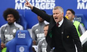 Pelatih Manchester United Ole Gunnar Solskjaer mengarahkan anak buahnya saat melawan Leicester City dalam laga Liga Inggris di King Power Stadium, Leicester, Inggris, Sabtu (16/10/2021). Babak I berkesudahan dengan skor imbang 1-1. ANTARA FOTO/Action Images via Reuters/Carl Recine/foc.