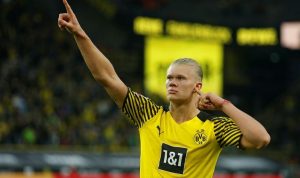 Penyerang Borussia Dortmund Erling Haaland merayakan gol keduanya ke gawang Union Berlin dalam laga lanjutan Liga Jerman di Stadion Signal Iduna Park, Dortmund, Jerman, Minggu (19/9/2021). (ANTARA/REUTERS/Leon Kuegeler)
