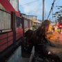 Hujan lebat yang disertai angin kencang menyebabkan pohon tumbang di Jalan Raya Kalimulya, Kota Depok, Jawa Barat. (ANTARA/Feru Lantara)