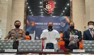 (ki-ka) Wadirtipidsiber Kombes Pol Himawan, Karopenmas Div Humas Polri Brigjen Pol Rusdi Hartono, Dirtipidsiber Polri Brigjen Pol Asep Edi Suheri, perwakilan Div Hubinter Polri, Atesa Kepolisian Korea Selatan Byun Chang-bum dan Police Liaison Officer Taiwan Tom Kang dalam konferensi pers di Gedung Bareskrim Polri, Jakarta Selatan, Jumat (1/10/2021). ANTARA/Laily Rahmawaty.