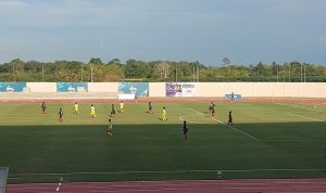 Tim sepak bola putri Papua (hitam) saat melawan Papua Barat (kuning) dalam pertandingan cabang olahraga sepak bola putri PON XX Papua, Merauke, Minggu (3/10/2021). ANTARA/Yogi Rachman