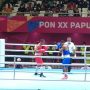 Petinju Sumatera Utara Sarohatua Lumbantobing (merah) menghadapi petinju Jawa Timur Mendy Yikwa (biru) dalam pertandigan semifinal kelas welter putra (64-69kg) PON Papua di GOR Cendrawasih, Kota Jayapura, Senin (11/10/2021). (ANTARA/Gilang Galiartha).
