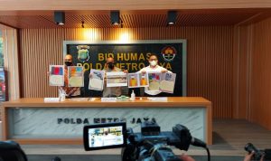 Kabid Humas Polda Metro Jaya Kombes Pol Yusri Yunus (tengah) dan perwakilan direksi BTPN Argo Wibowo (kiri) perlihatkan barang bukti sitaan dalam pengungkapan kasus pembobolan rekening nasabah BTPN senilai total Rp2 miliar dalam jumpa pers di Polda Metro Jaya, Jakarta, Rabu (13/10). ANTARA/Fianda Sjofjan Rassat