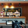 Kabid Humas Polda Metro Jaya Kombes Pol Yusri Yunus (tengah) dan perwakilan direksi BTPN Argo Wibowo (kiri) perlihatkan barang bukti sitaan dalam pengungkapan kasus pembobolan rekening nasabah BTPN senilai total Rp2 miliar dalam jumpa pers di Polda Metro Jaya, Jakarta, Rabu (13/10). ANTARA/Fianda Sjofjan Rassat