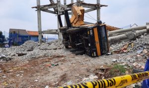 'Crane' yang terjungkal saat berupaya merobohkan menara air milik PDAM Tirta Asasta. ANTARA/Feru Lantara