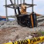 'Crane' yang terjungkal saat berupaya merobohkan menara air milik PDAM Tirta Asasta. ANTARA/Feru Lantara
