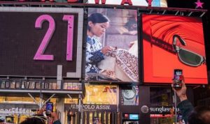 Wah, Batik Terpampang di Billboard Time Square New York