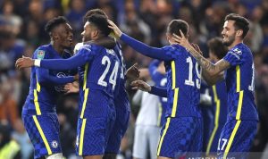 Susah Payah, Chelsea Butuh Adu Penalti Singkirkan Southampton Bek Chelsea Reece James (kedua kiri) diselamati rekan-rekannya seusai jadi penentu kemenangan adu penalti atas Southampton dalam laga 16 besar Piala Liga Inggris di Stadion Stamford Bridge, London, Inggris, Selasa (26/10/2021) waktu setempat. ANTARA/REUTERS/ACTION IMAGES/Paul Childs.