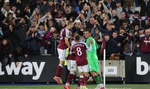 Para pemain West Ham United merayakan kemenangan adu penalti mereka atas Manchester City dalam pertandingan putaran keempat Piala Liga Inggris di Stadion Olimpiade London, Inggris, Rabu (27/10/2021). ANTARA/REUTERS/Action Images/Peter Cziborra