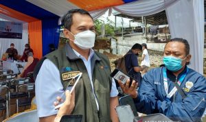 Direktur Supply Chain dan Pelayanan Publik Perum Bulog Mokhamad Suyamto memberikan keterangan pada wartawan usai menghadiri acara Bulog Peduli Gizi di Desa Kertajaya Kecamatan Simpenan Kabupaten Sukabumi Jawa Barat, Jumat (29/10/2021). (ANTARA/Aditya Ramadhan)